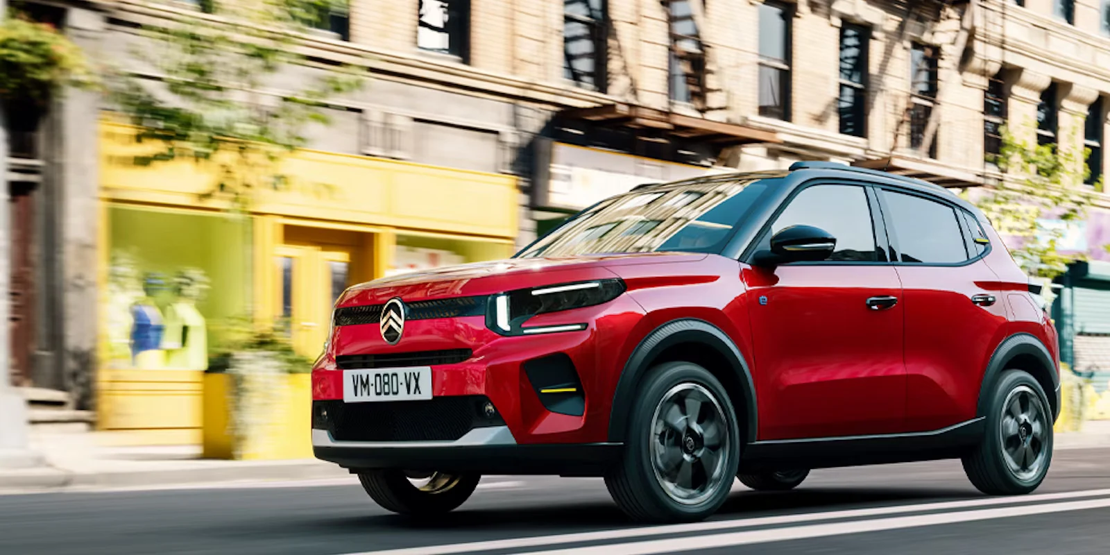Citroën ë-C3 rojo en una calle de la ciudad