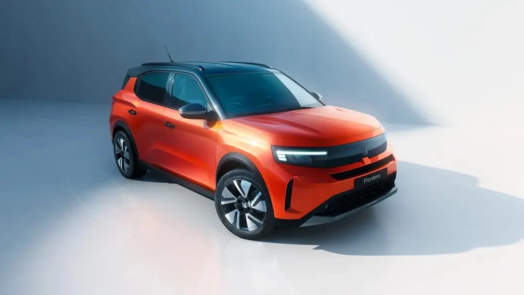 Oranger Opel Frontera in einem Studio