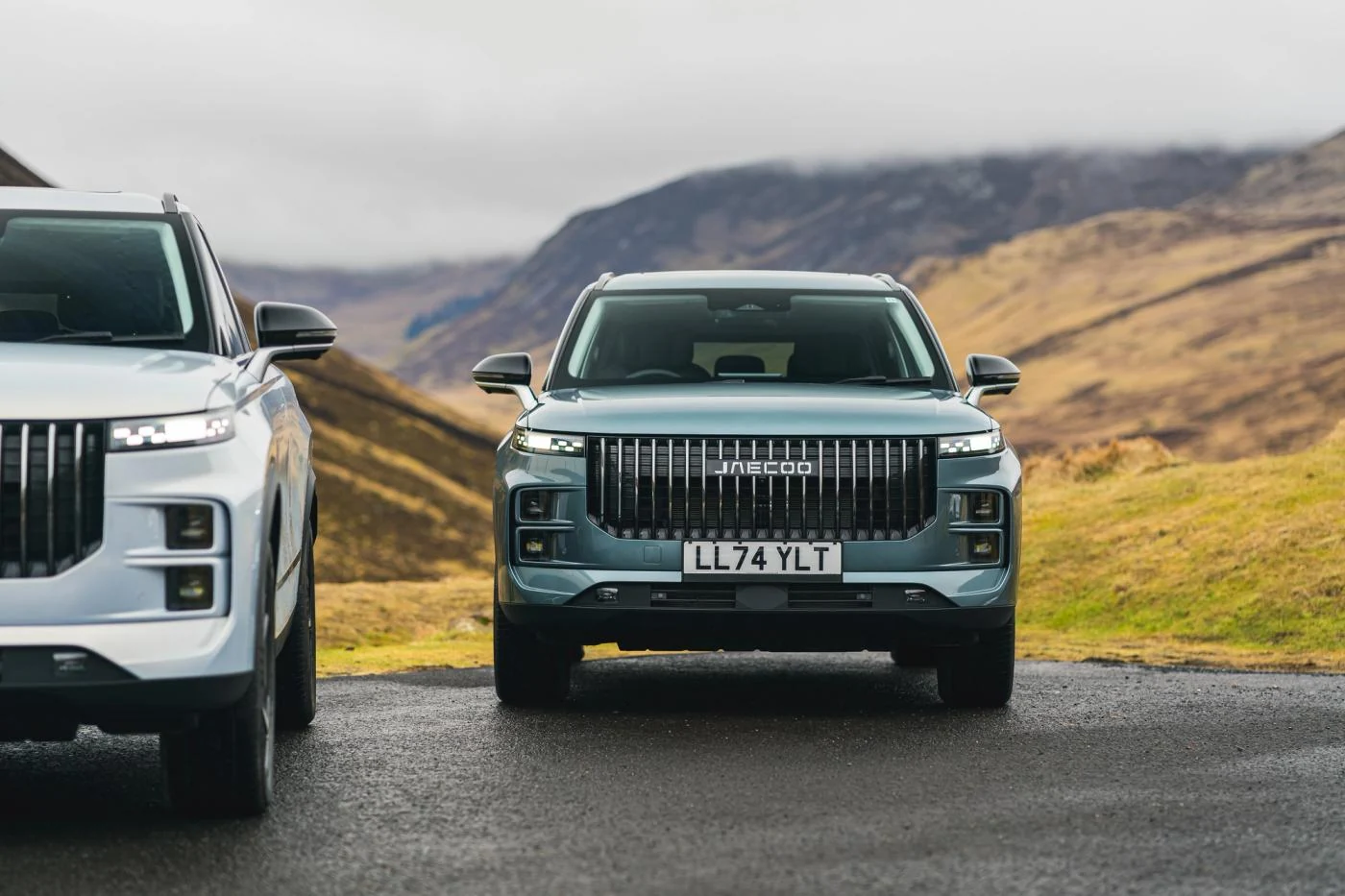 Two Jaecoo 7 SUVs on a mountain road