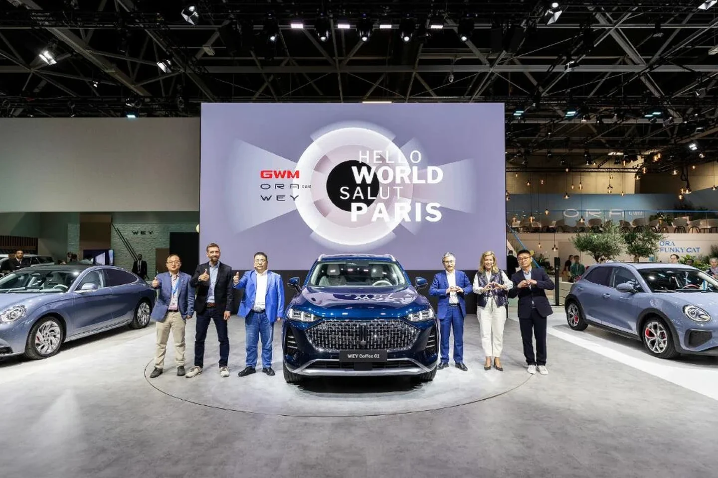 Markenteam auf der Bühne beim Pariser Autosalon